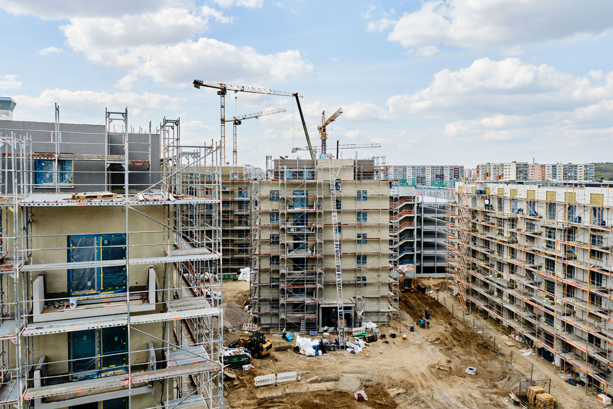 Zwölf Häuser entstehen insgesamt auf der Baustelle in Hellersdorf. Sie werden unterschiedlich schnell fertig, bieten bald aber Wohnraum für Berliner*innen