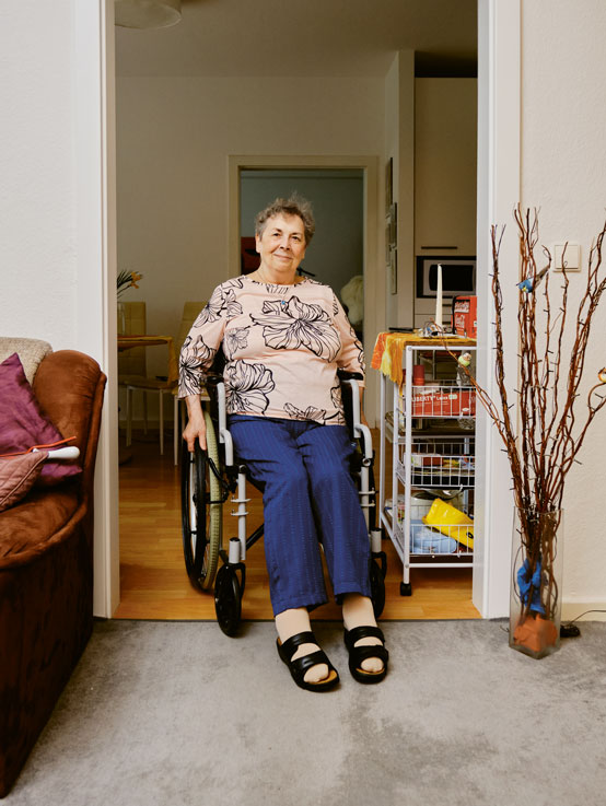 Ältere Menschen, die in einer Seniorenwohnung wohnen