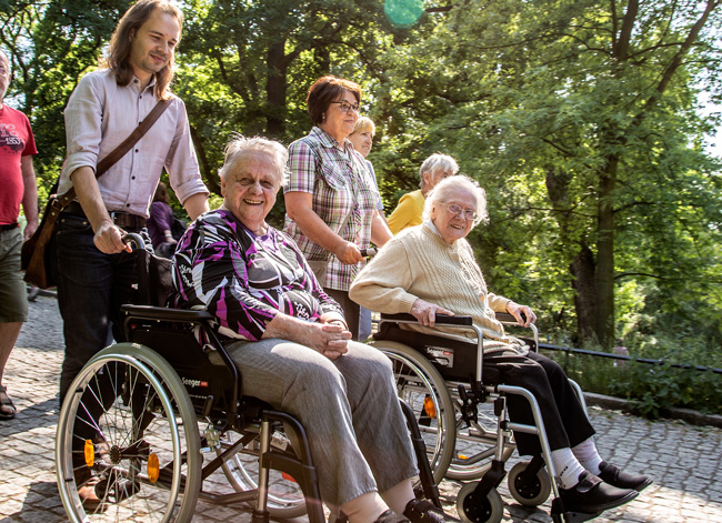 Seniorinnen aus der Albert-Schweitzer-Stiftung in Weißensee freuten sich über einen Ausflug ins Grüne
