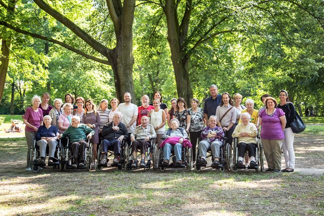 Das Lächeln der Bewohner ist die schönste Belohnung – Mitarbeiterinnen der GESOBAU mit Seniorinnen am Weißensee