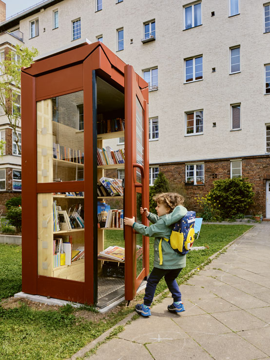 Die Bücherboxen stehen an insgesamt fünf Standorten in Berlin. Dafür hat die GESOBAU eigens alte Telefonzellen umbauen lassen