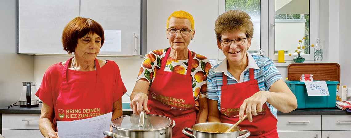 Drei Frauen kochen