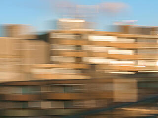 Mehrere Hochhäuser in verschwommener Silhouette