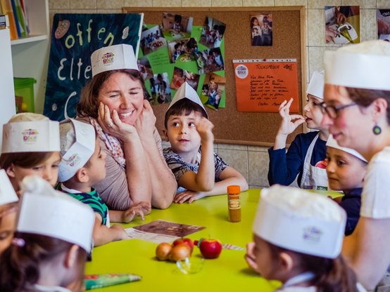 Die GESOBAU-Stiftung unterstützte den Einbau einer kindgerechten Küche in der Kita Wirbelwind im Märkischen Viertel.