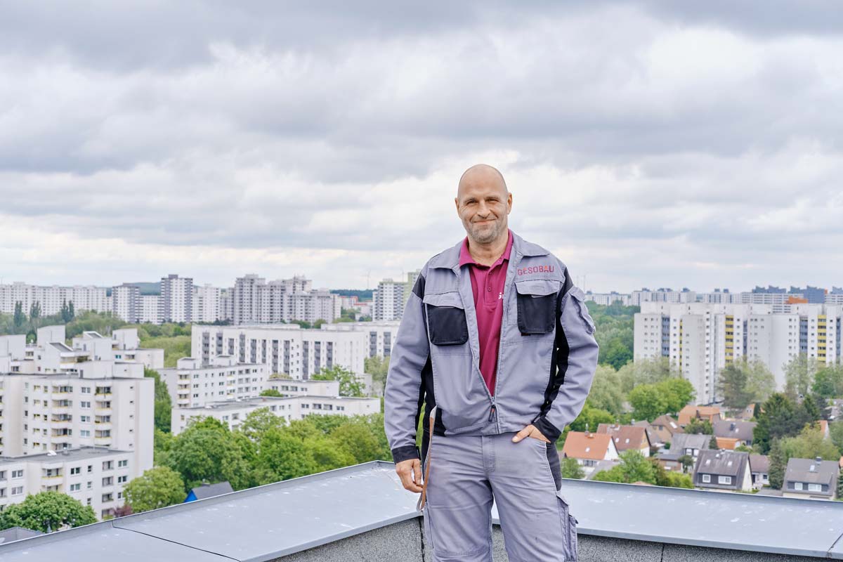 Hausmeister Heiko Günther auf dem Dach