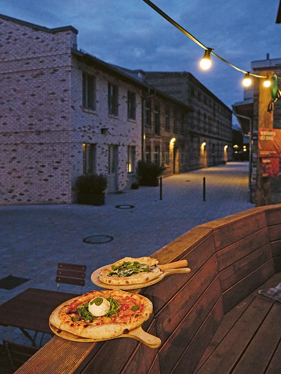 Pizzen im Abendlicht im Zollhaus Pankow
