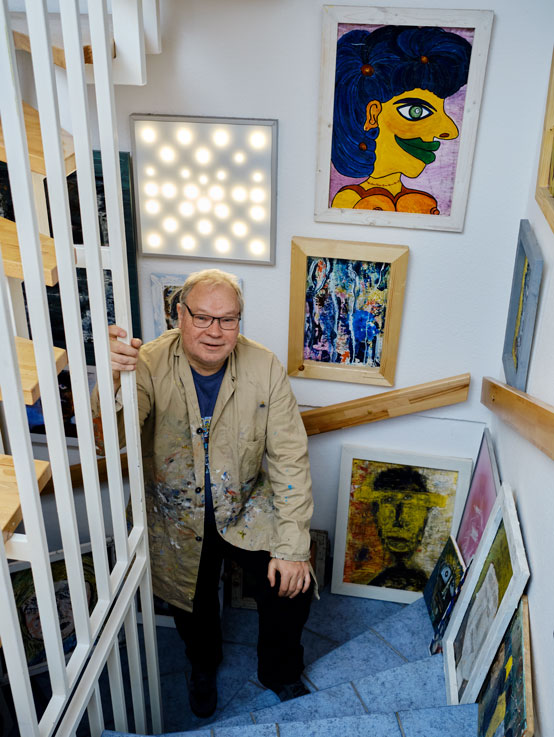 Andreas Preiß muss nur die Treppe runter und ist schon in seinem Atelier. Seine Bilder hängen in der ganzen Wohnung 