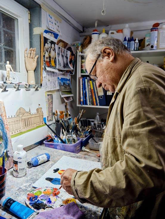 Andreas Preiß malt in seinem Atelier