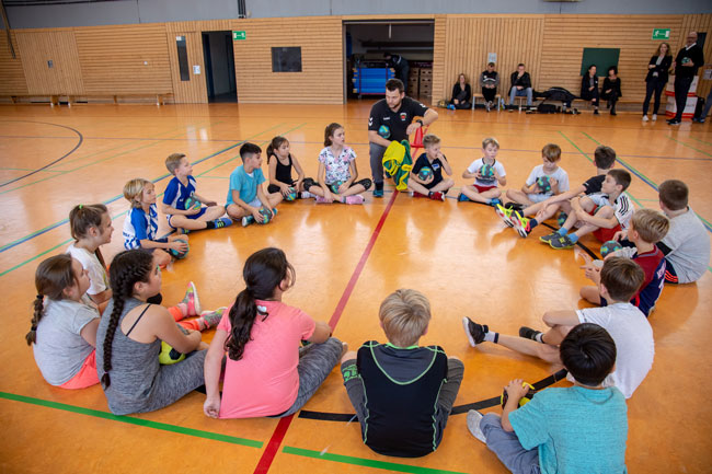 Schülerinnen und Schüler fast aller Jahrgangsstufen trainieren in der Borsigwalder Grundschule schon lange gemeinsam Handball. Ab sofort werden sie dabei durch das Know-how der Füchse Berlin unterstützt – und ihr Schülerteam bekommt einen Füchse-Profi als Paten.