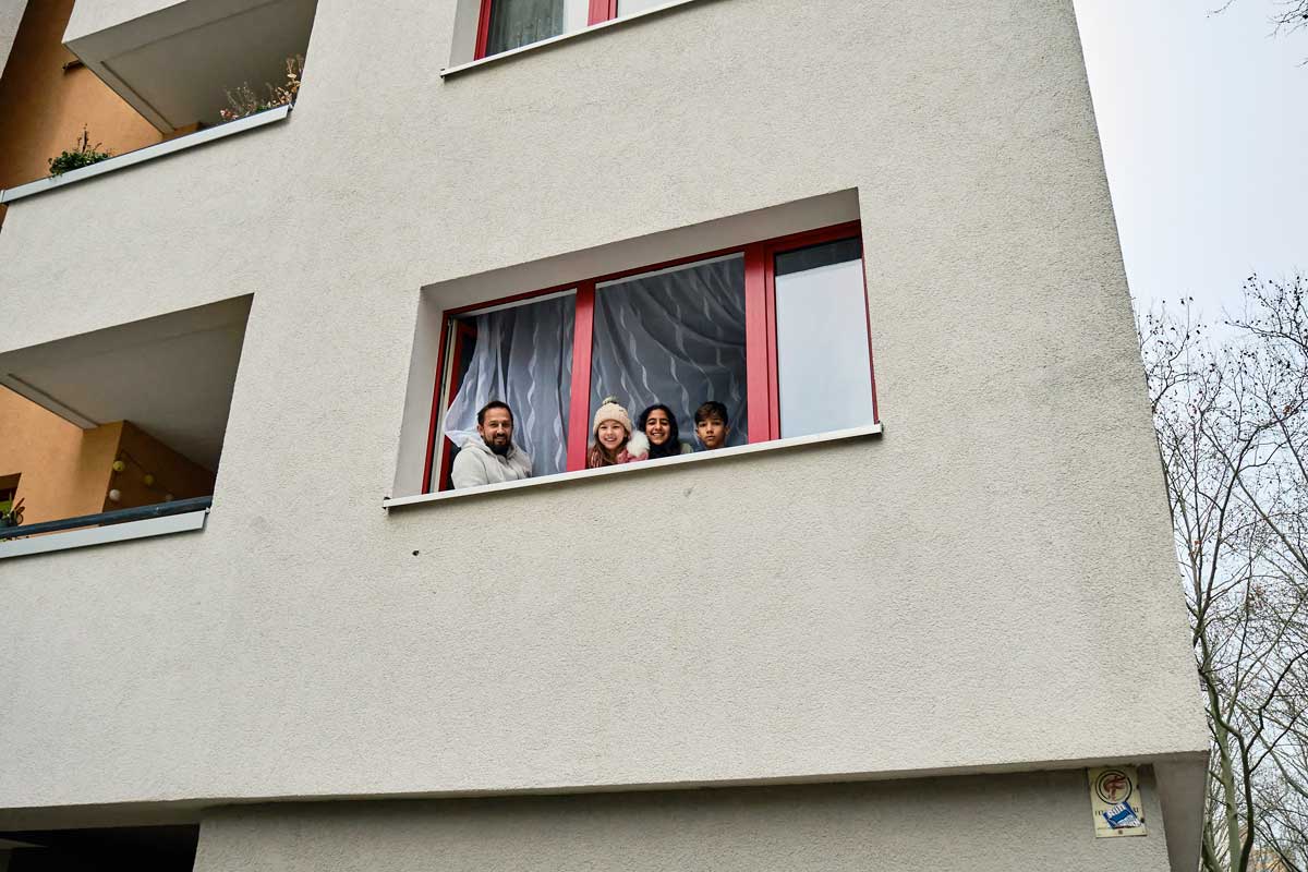 Aus Fenstern oder Balkonen genießen die Anwohner*innen das Konzert– ohne dabei die Corona-Kontaktbeschränkungen zu missachten