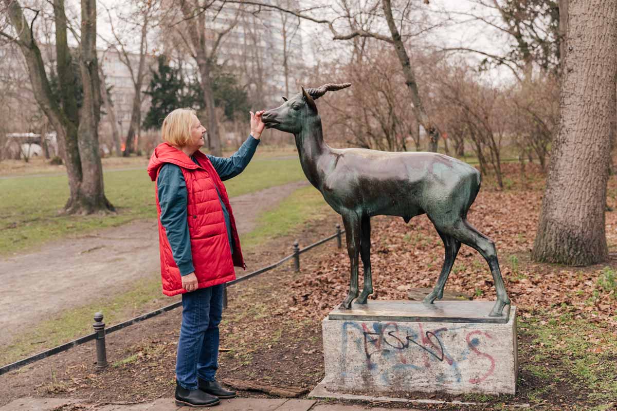 Monika Herbst freut sich über eine tierische Bekanntschaft im Park.