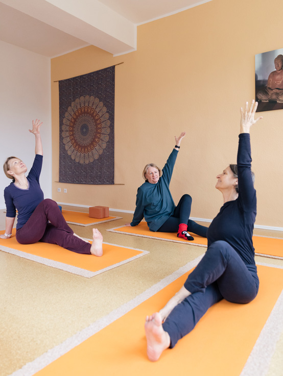 Inhaberin Christine Marotzke, Monika Herbst und Kursleiterin Sabine  Schneider beim Yoga (v.l.n.r.).