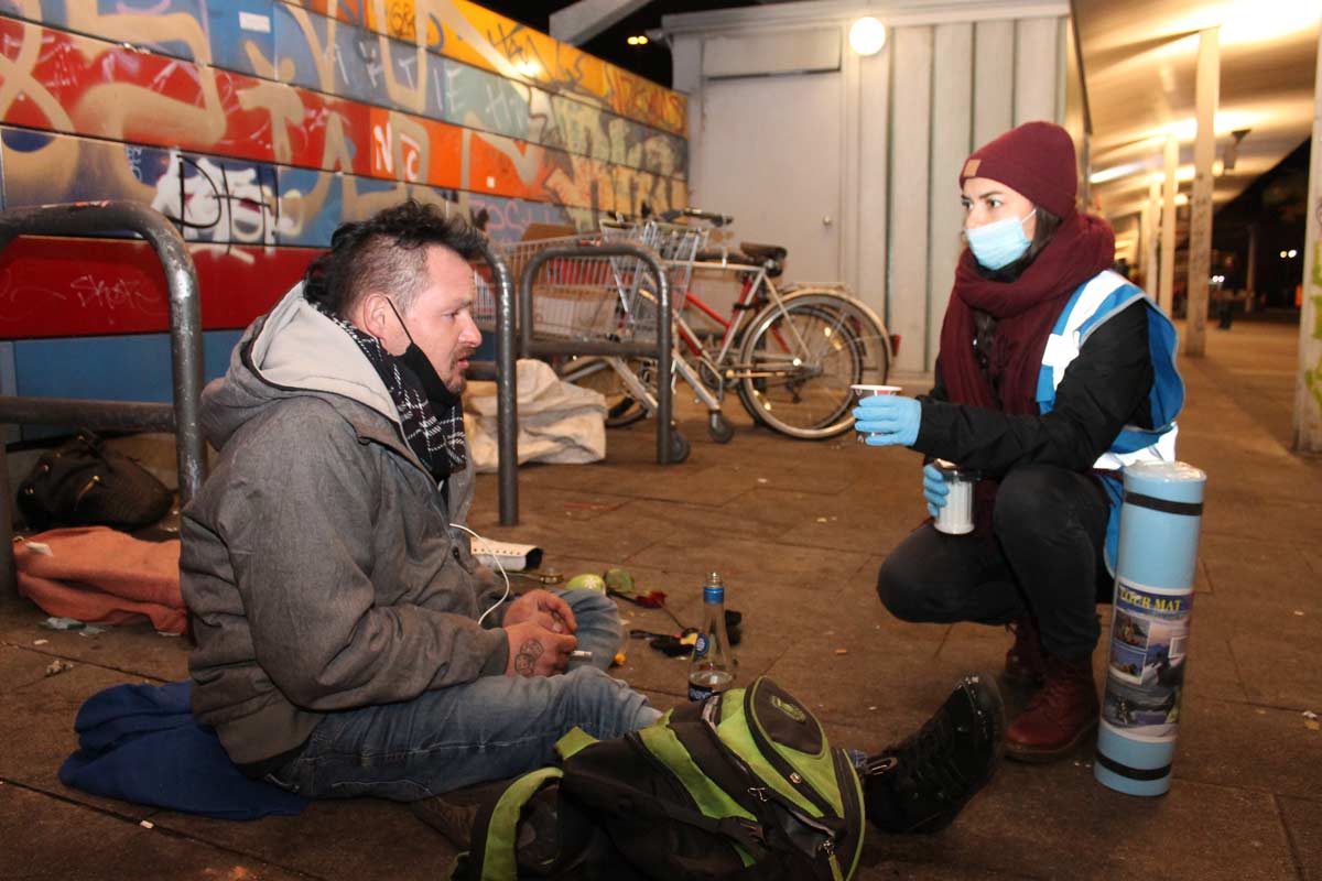 Ehrenamtliche der Berliner Stadtmission verteilen an Obdachlose warme Getränke oder nützliche Utensilien. So ist es für sie leichter, kalte Nächte zu überstehen 