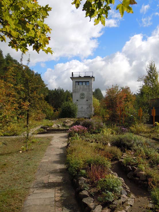 Im Frohnauer Forst steht der ehemalige Grenzturm mit Blick auf den früheren Grenzstreifen