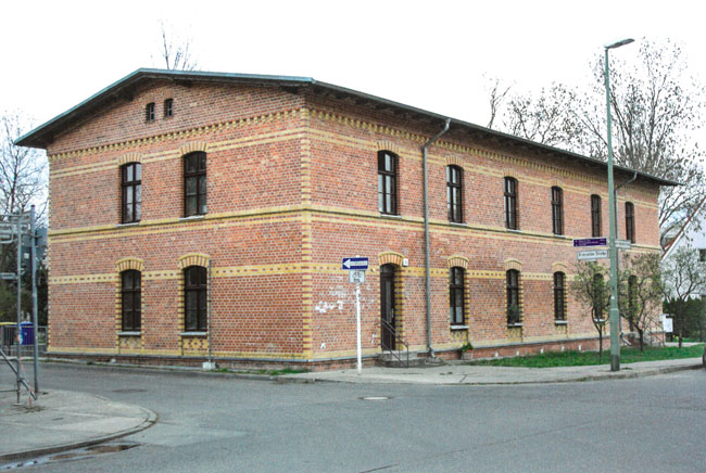 Das Achtfamilienhaus von 1890 wurde bereits vor sieben Jahren denkmalgerecht saniert. Foto: Archiv Bezirksmuseum Marzahn-Hellersdorf (S. 63 der Publikation „Das Denkmalsensemble Gut Hellersdorf – Eine Bestandsaufnahme“)