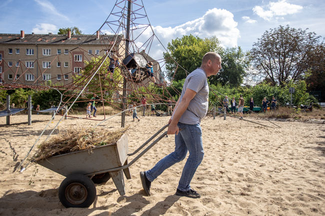 Im Rahmen der Aktion „1.100 Stunden engagiert“ bekam zum Sommerabschluss auch der beliebte Spielplatz an der Wolfshagener Straße in Pankow eine unentgeltliche Frischzellenkur 