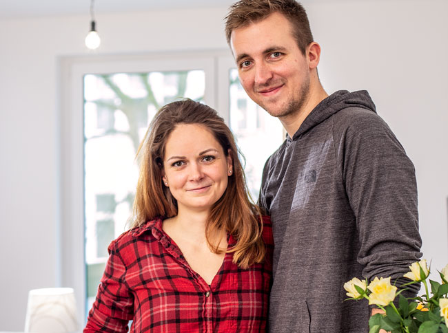Herzlich willkommen bei der GESOBAU: Die neuen Nachbarn Florian und Kathleen Ast in ihrer Wohnung