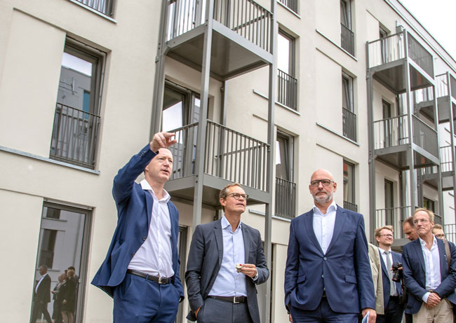 Vorzeigbar: Im Rahmen einer Neubautour präsentierte GESOBAU-Vorstand Jörg Franzen (3. V. l.) dem Regierenden Bürgermeister die fast fertige Wohnanlage in der Mendelstraße 