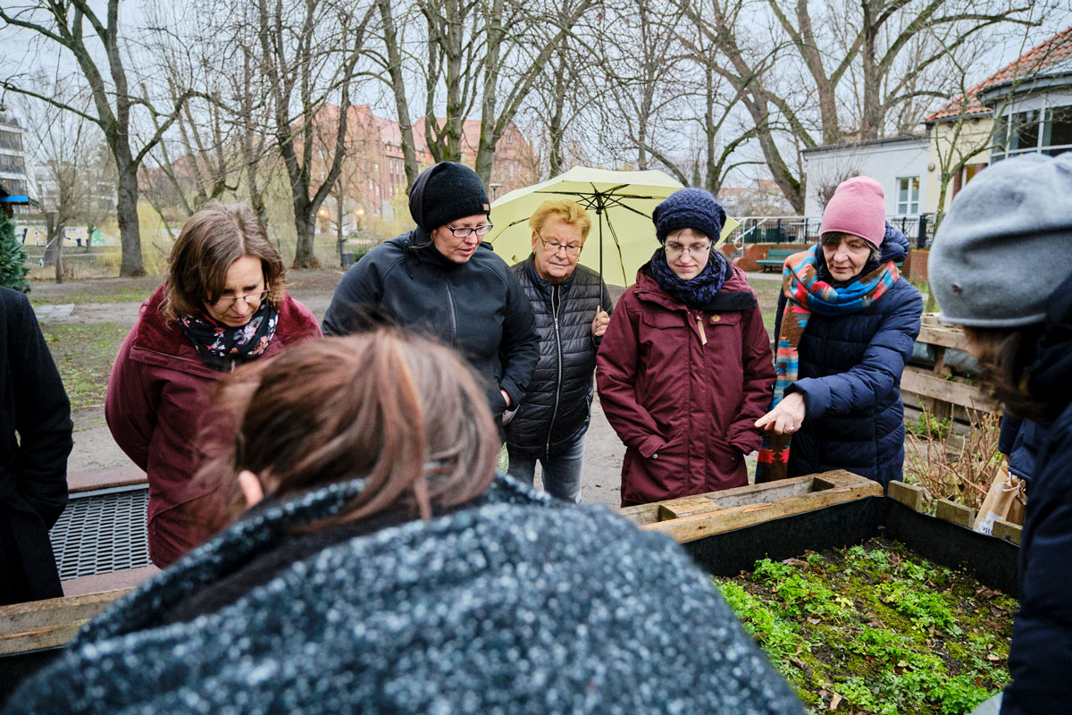 An den Hochbeeten des Stadtteilzentrums in Weißensee: Die Teilnehmer*innen lernen, wie wichtig Vielfalt im Beet ist