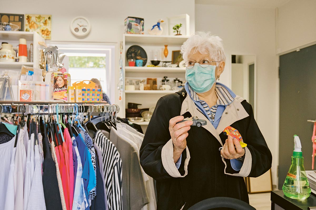 Eva Richter kommt regelmäßig in den „Fairkaufladen“, wenn sie im Kiez spazieren geht. Hier findet sie gutes Gebrauchtes. Diesmal sind es zwei Matchbox-Autos für ihr Enkelkind