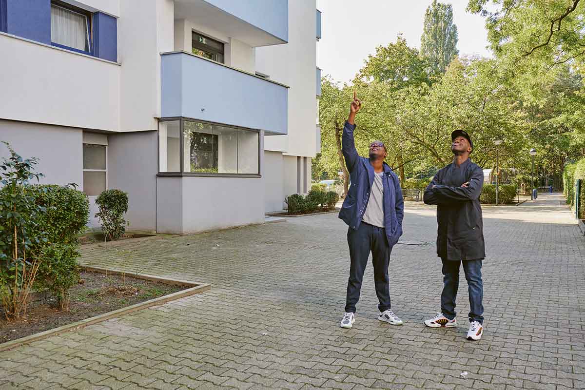 Okitonga (links) und sein Bruder Djamba (rechts) in der Finsterwalder Straße 7. Im siebten Stock des Hochhauses wohnten sie mit ihren Geschwistern und Eltern bis 1999
