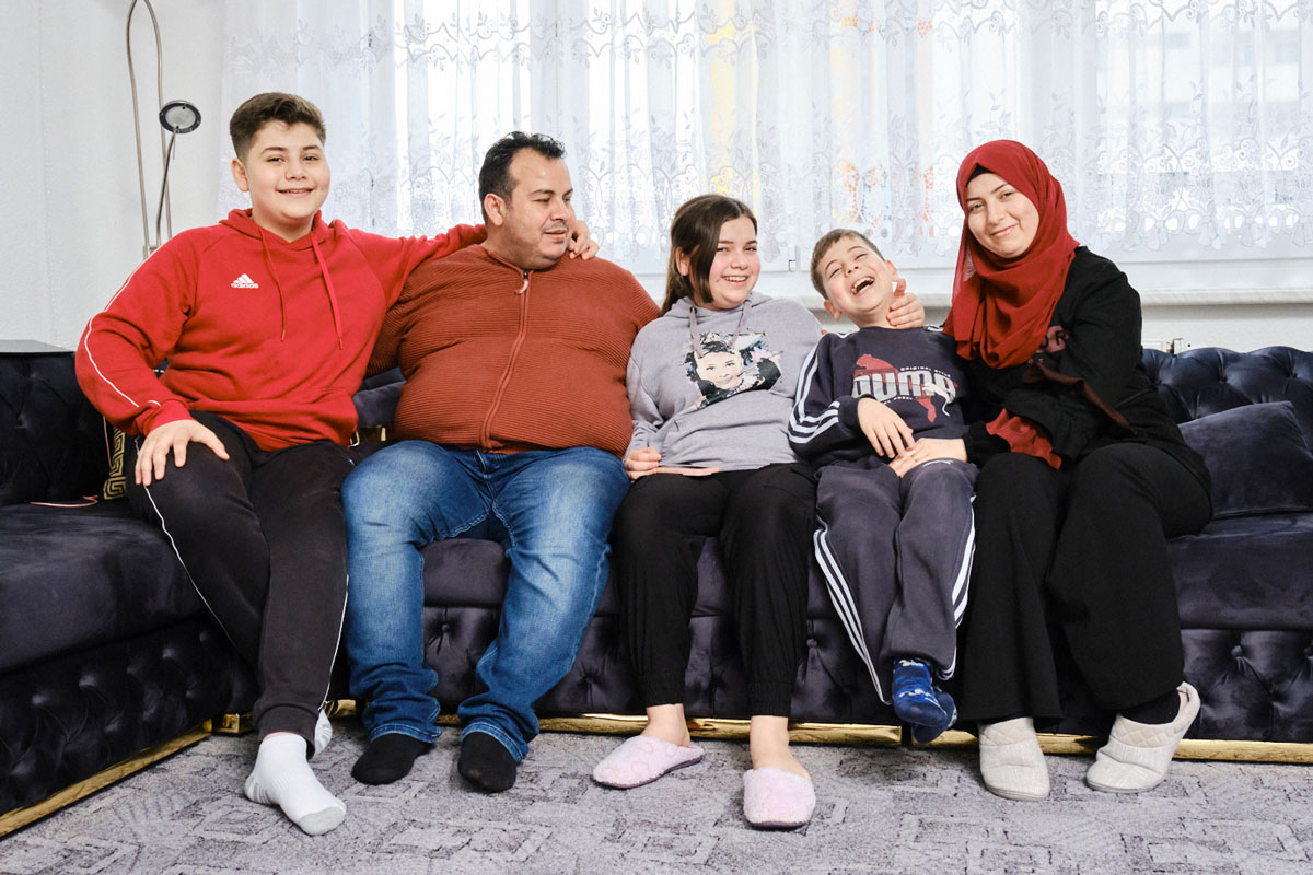 Alle beisammen: Omar (links) mit seinen Geschwistern und Eltern in ihrem Wohnzimmer