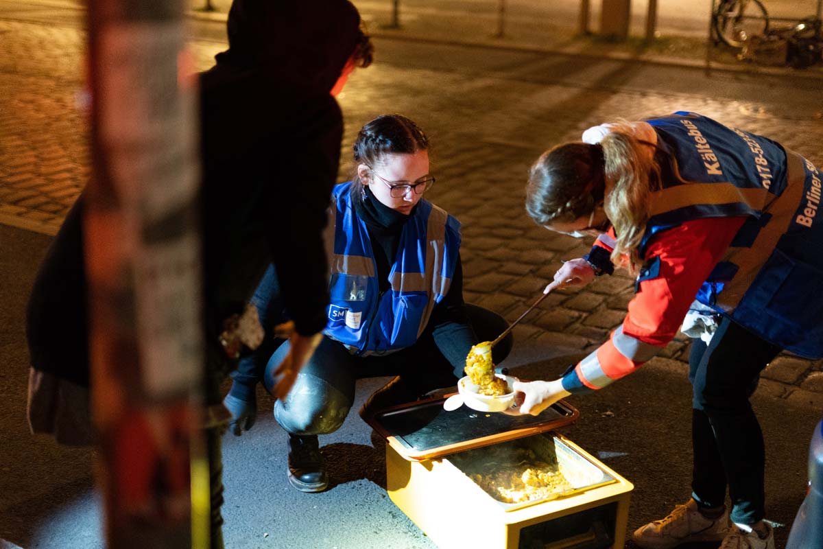 Die Helfer*innen des Kältebusses versorgen Obdachlose mit warmem Essen oder bringen sie in Notunterkünfte – je nach Situation