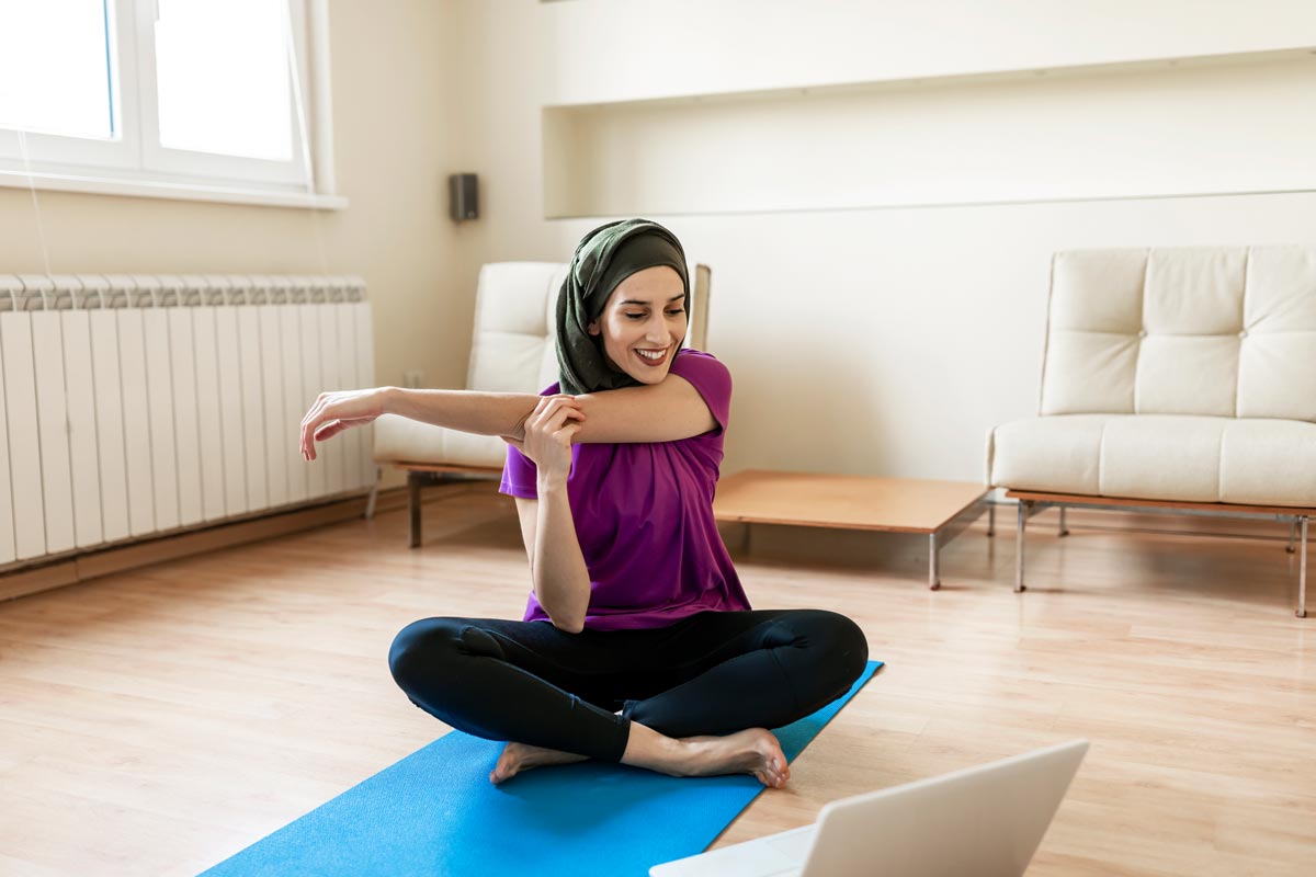 Pausen sind wichtig: Online-Kurse leiten Yogaübungen an