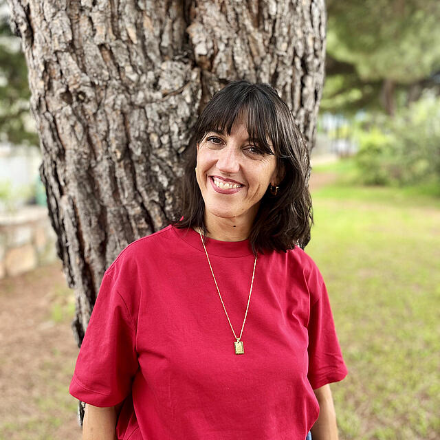 Julia Fernández (Art-Direktorin der Hallo Nachbar) posiert vor einem Baum