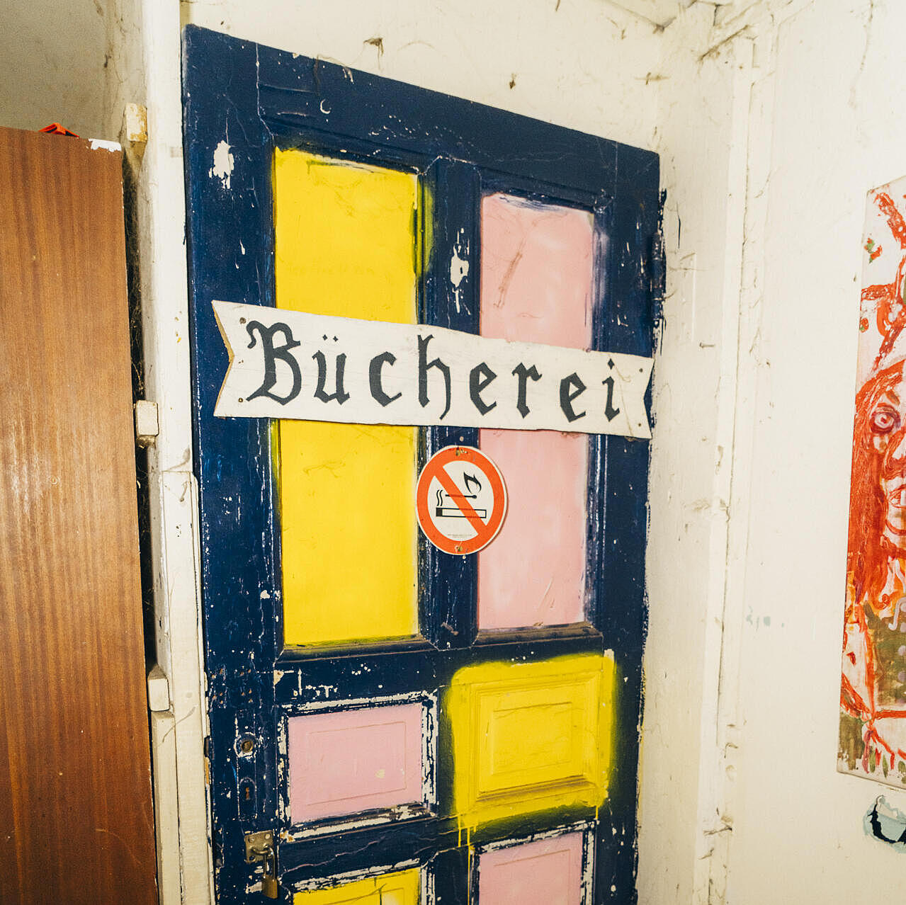 Bunte Tür zur Bücherei des Wagendorfs