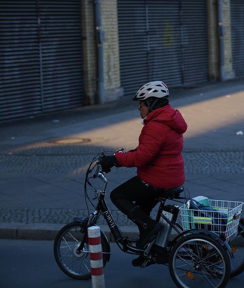 Person fährt Fahrrad auf der Müllerstraße
