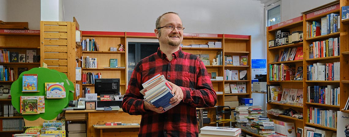 Jan Balster in seinem Buchladen „Schmökerzeit“ in Karow