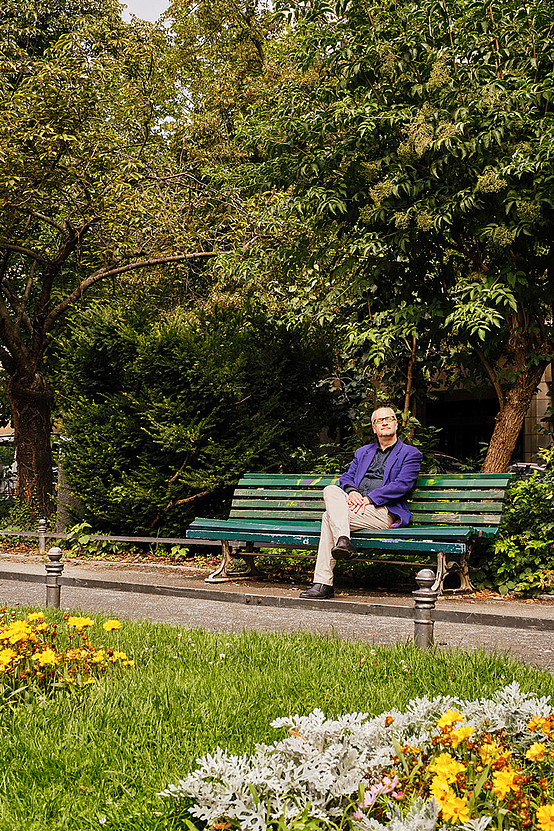Sonntags entspannt Thomas Hennig gern im Park vor der Sankt-Ludwig-Kirche