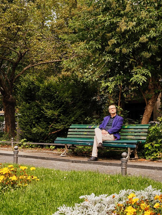 Sonntags entspannt Thomas Hennig gern im Park vor der Sankt-Ludwig-Kirche