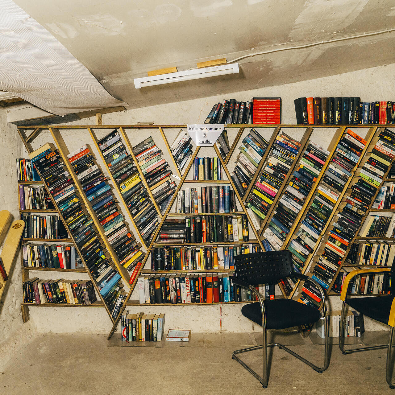 Bücherregale der Bücherei im Wagendorf