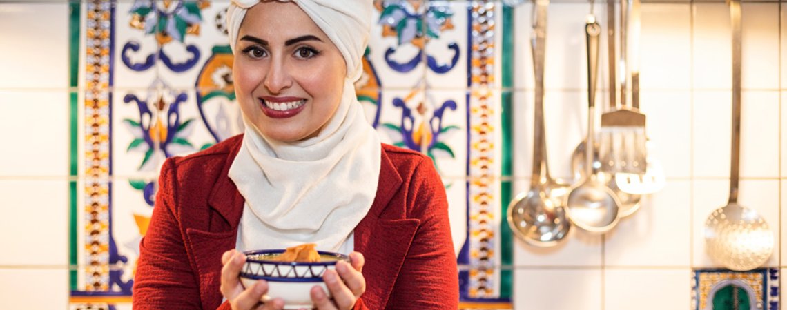 Die syrische Köchin Malakeh Jazmati mit einer Schüssel Linsensuppe