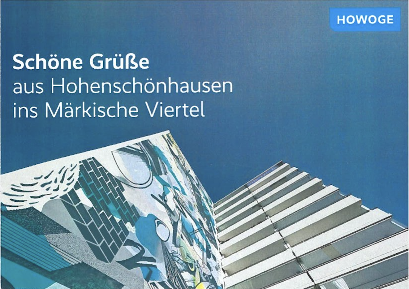 Eine Postkarte mit Blick von unten auf ein Hochhaus mit Mural in Hohenschönhausen