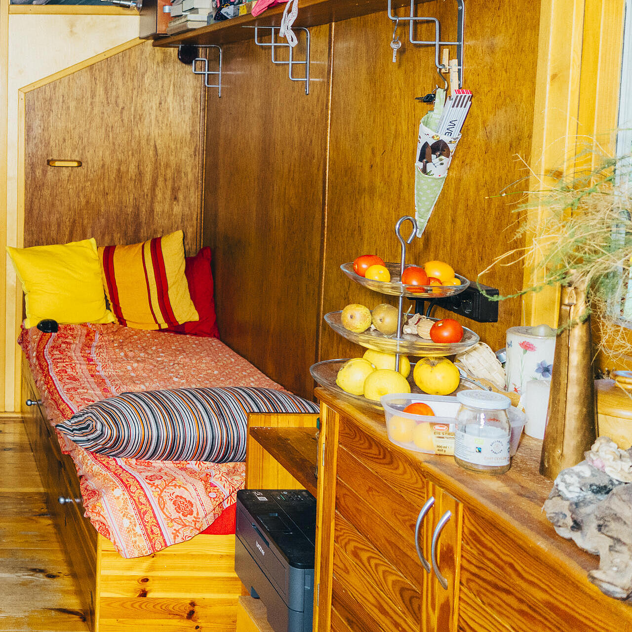 Ein Wagen des Wagendorfs von innen, mit Bettnische und Obstgestell