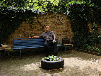 Wolfgang Winter in seinem Hofgarten