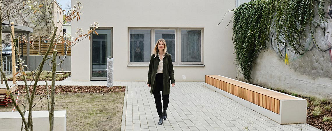 Viktoria Rein (GESOBAU AG) vor dem neuen Coworking-Gebäude in Weißensee
