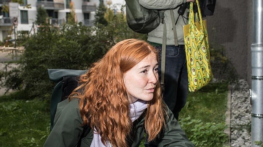 Anna Scheld schaut interessiert nach Spinnen. Sie hat ein Notizbuch in der Hand.