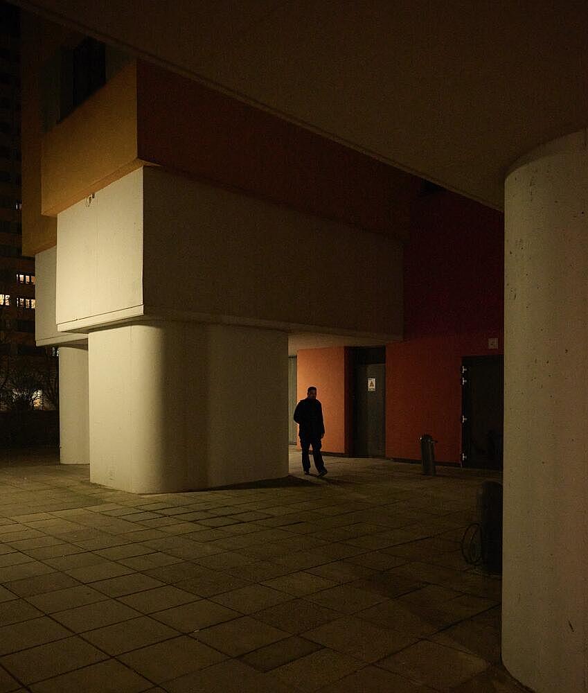Beleuchteter Durchgang bei Nacht