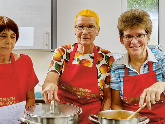 Drei Frauen kochen
