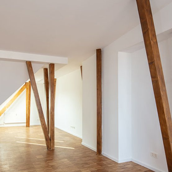 Die Pfosten des historischen Dachstuhls prägen die fünf neuen Wohnungen am Leopoldplatz in Berlin-Wedding