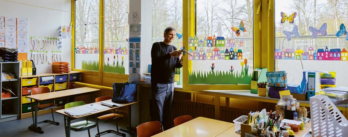 Hausmeister Mario Skribelka in einem Klassenzimmer