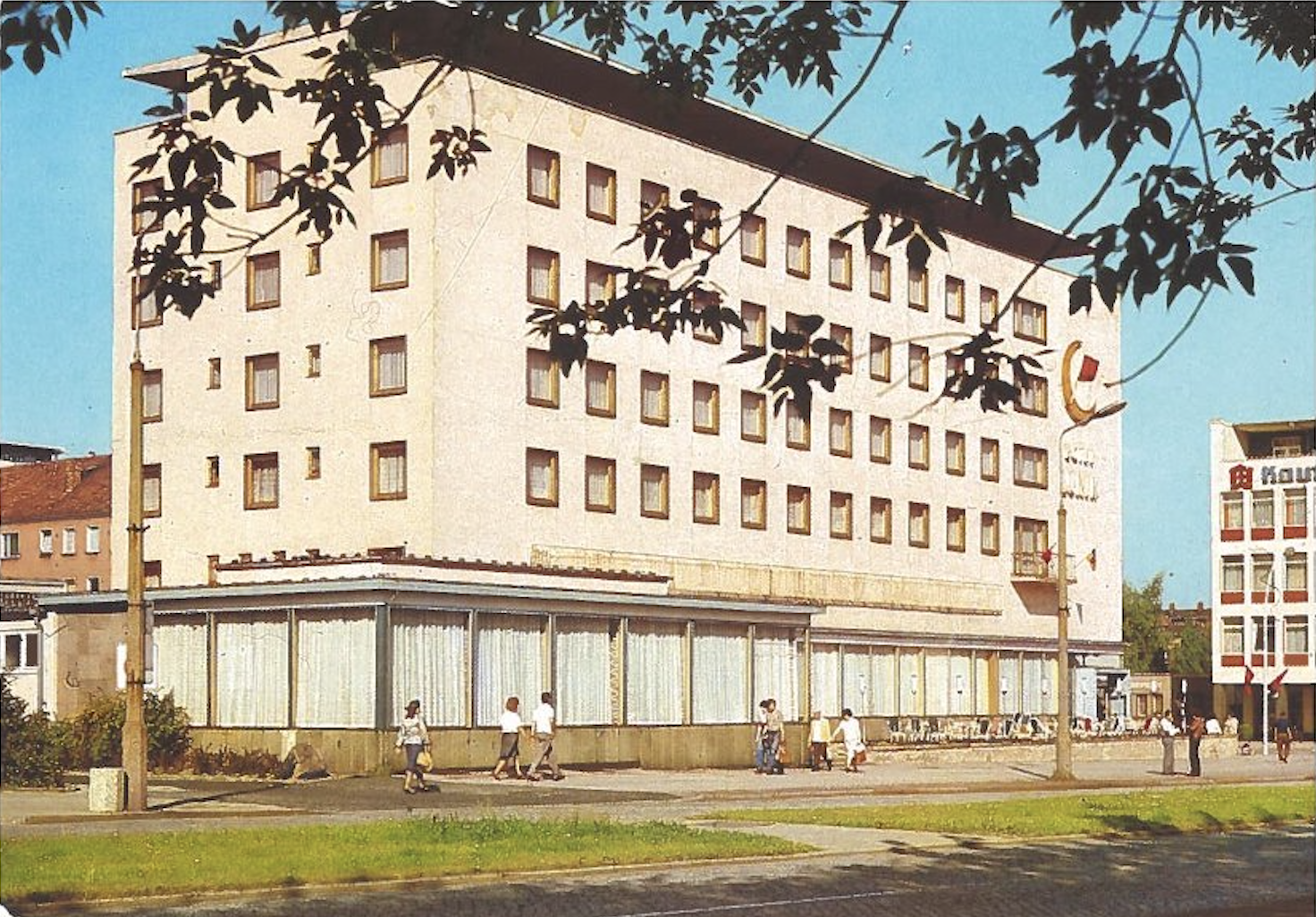 Eine Postkarte mit Blick auf ein Hotel in Eisenhüttenstadt