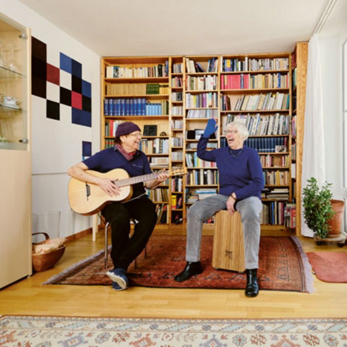 78-Jährige und 75-Jähriger machen in ihrem Wohnzimmer Musik