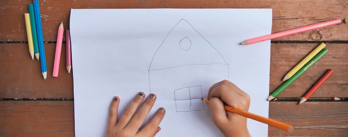 Kind malt ein Haus