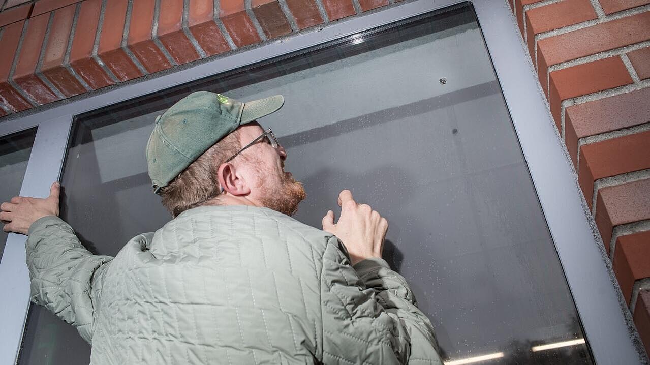 Der Tourguide betrachtet eine Spinne in einer Fensterecke