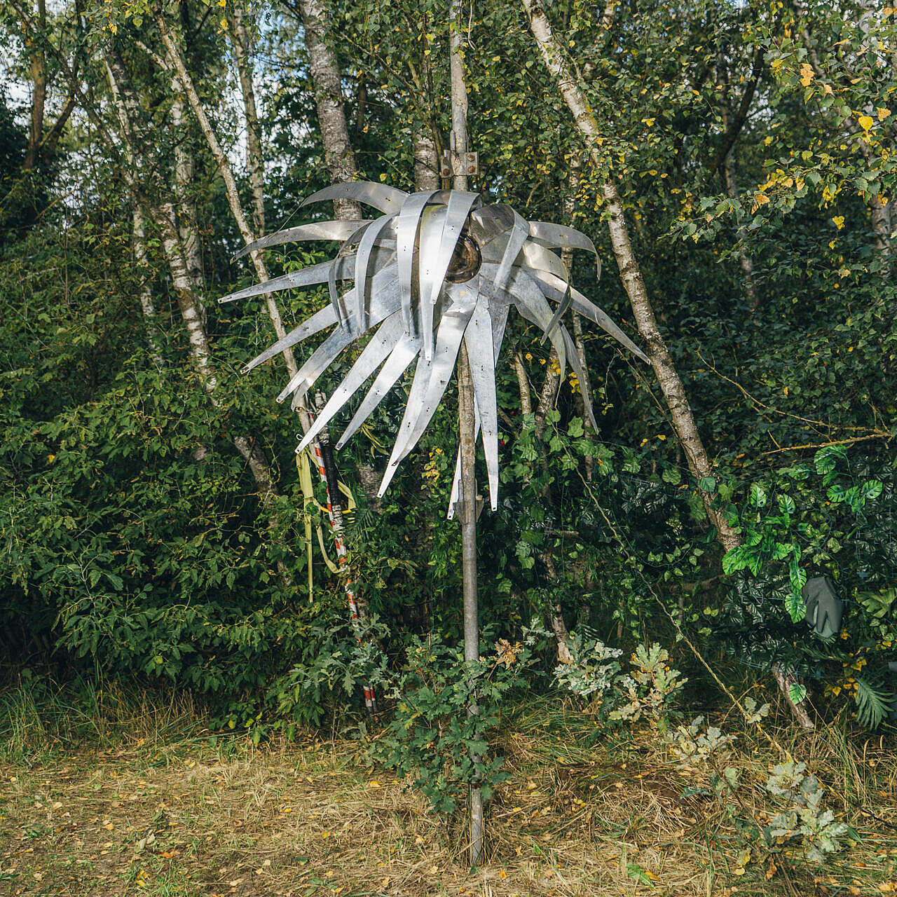 Eine Blumen-Skulptur aus Metall